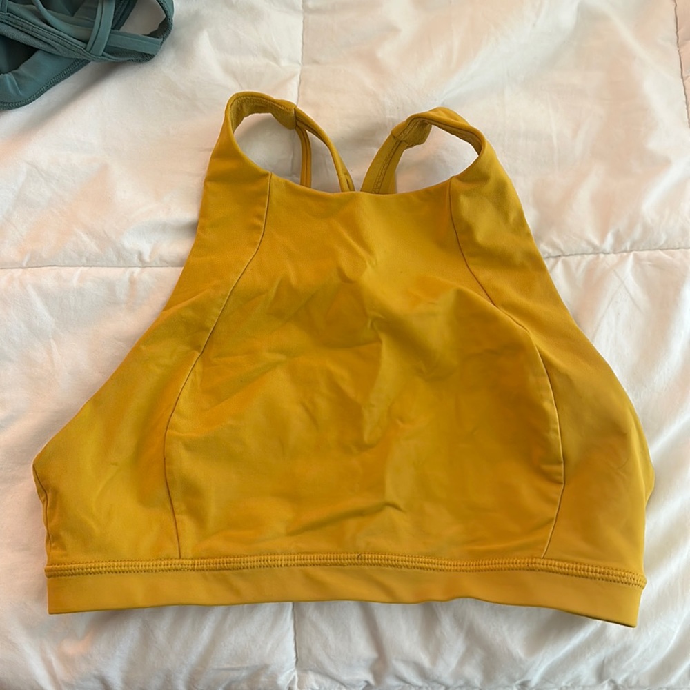 High neck Lululemon Sports Bra - Size 6 - yellow